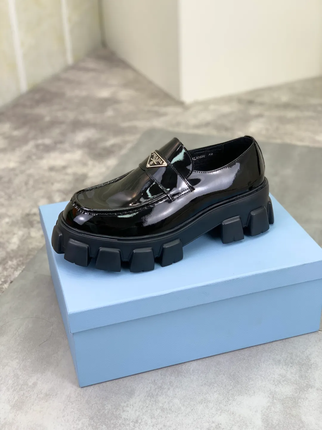 Men's shoes 💰P500 new style 💰 💎💎💎Water-dyed cow lining Original quality PRADA —🆘.Prada Original purchase agent, high-end business leather shoes, fabric: Made of Italian imported open-edge beaded cowhide material ➕Water-dyed cow lining/cowhide lining➕Specially available original outsole, fine workmanship, real-life photos🎬size: 39-45